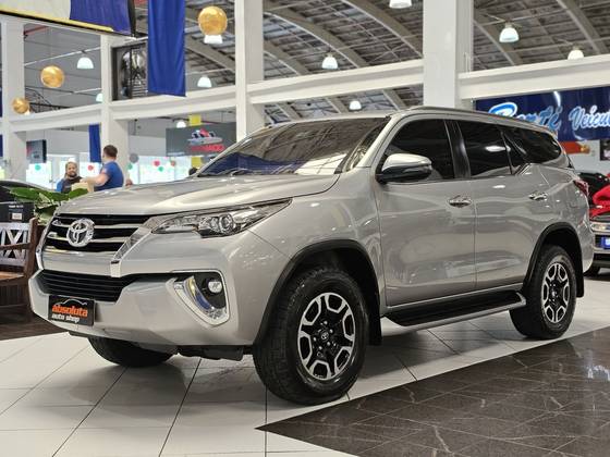 TOYOTA HILUX SW4 2.8 SRX 4X4 7 LUGARES 16V TURBO INTERCOOLER DIESEL 4P AUTOMÁTICO